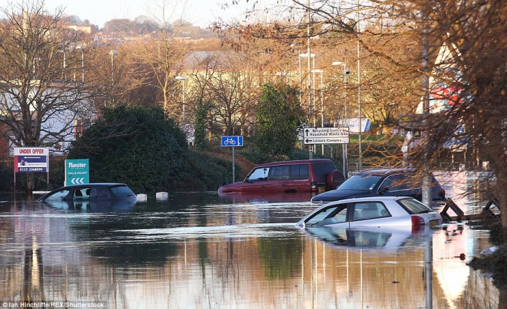 Marea Britanie, lovită de inundaţii. Familiile din 4.000 de locuinţe au fost evacuate 