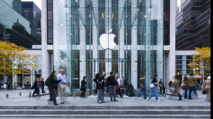 "Războiul" industriei hi-tech: Angajați ai Microsoft, în fața unui magazin Apple! Ce s-a întâmplat