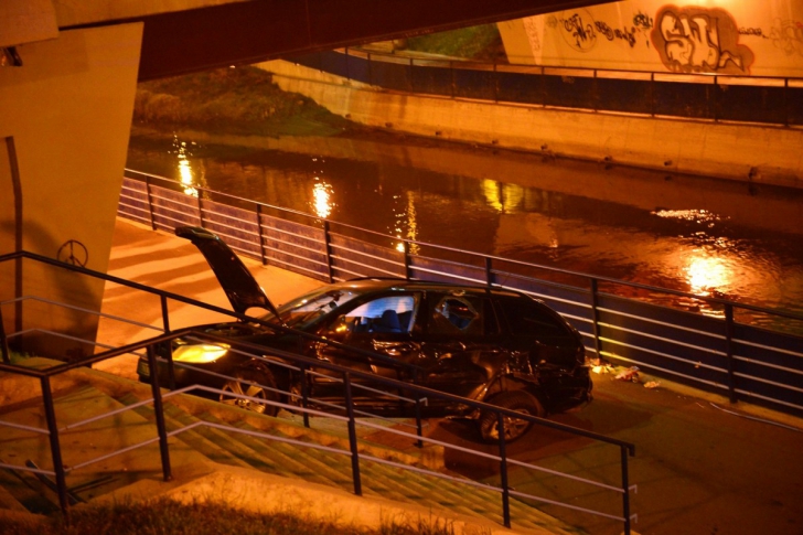 Accident spectaculos la Sibiu. A vrut să evite un şofer începător, dar a plonjat pe malul Cibinului 