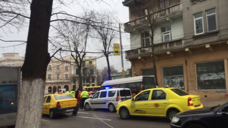 Accident rutier în lanț în Constanţa. Un microbuz cu călători a rămas fără frâne. FOTO