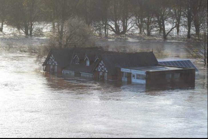 Inundații în Marea Britanie. 40.000 de locuințe au rămas fără curent electric din cauza viiturii