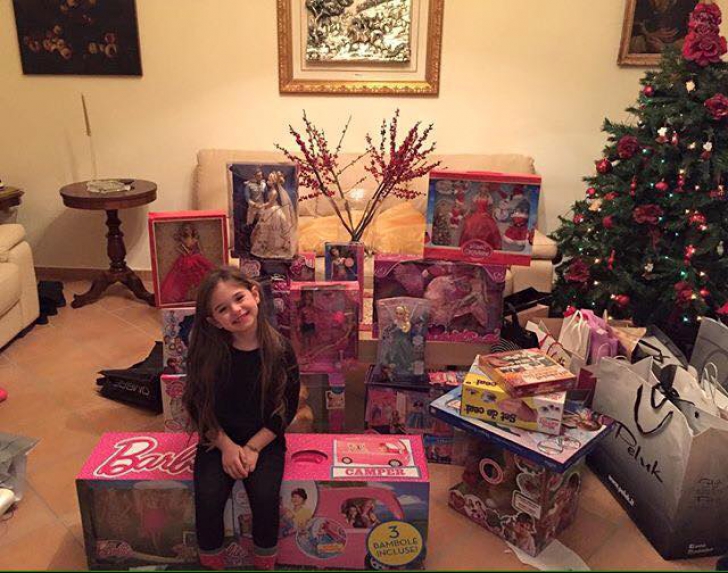 Fetiţa Antoniei a primit multe cadouri de la Moş Crăciun 