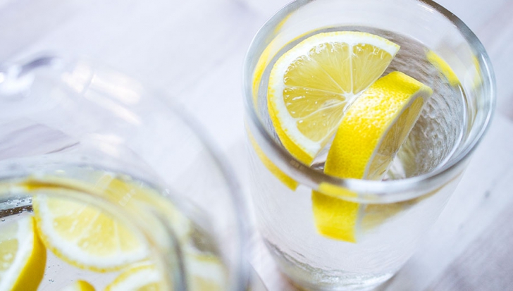 Ce se întâmplă dacă bei, în fiecare zi, o ceaşcă de apă caldă cu o felie de lămâie?
