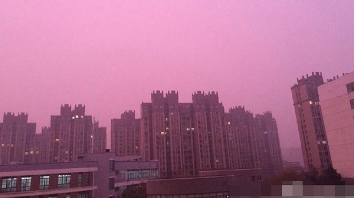 Poluarea a colorat apusul în mov, în China. Părinţii, disperaţi, cumpără aer îmbuteliat pentru copii