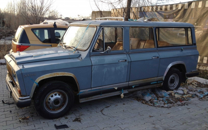 O maşină de-a lui Ceauşescu, scoasă la vânzare. Clienţii, uluiţi când au văzut câţi km are la bord