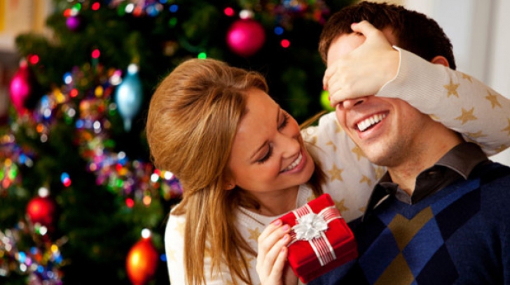 Cum să alegi cadoul potrivit de Crăciun, pentru persoana iubită. De ce trebuie să ţii cont