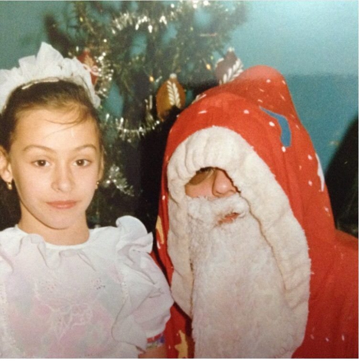 "Eu şi un Moş Crăciun cool". Recunoaşteţi fetiţa din fotografie?