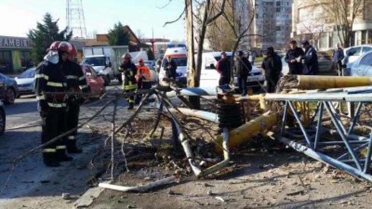 Incident la Constanţa: o macara a căzut peste două maşini. O femeie a făcut atac de panică