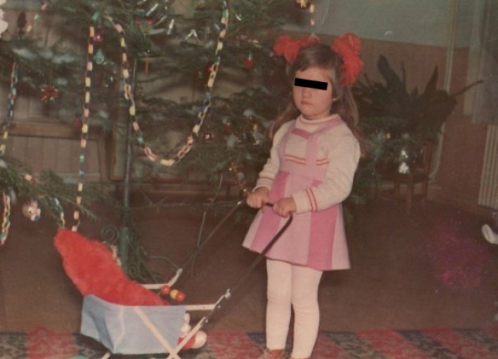 Vă mai aduceţi aminte? Aşa sărbătoream Crăciunul înainte de '89: Moș Gerilă şi banane coapte în ziar