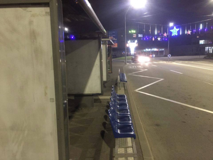 Dorel "loveşte" în Drobeta-Turnu Severin: cum au fost montate nişte scaune într-o staţie de autobuz
