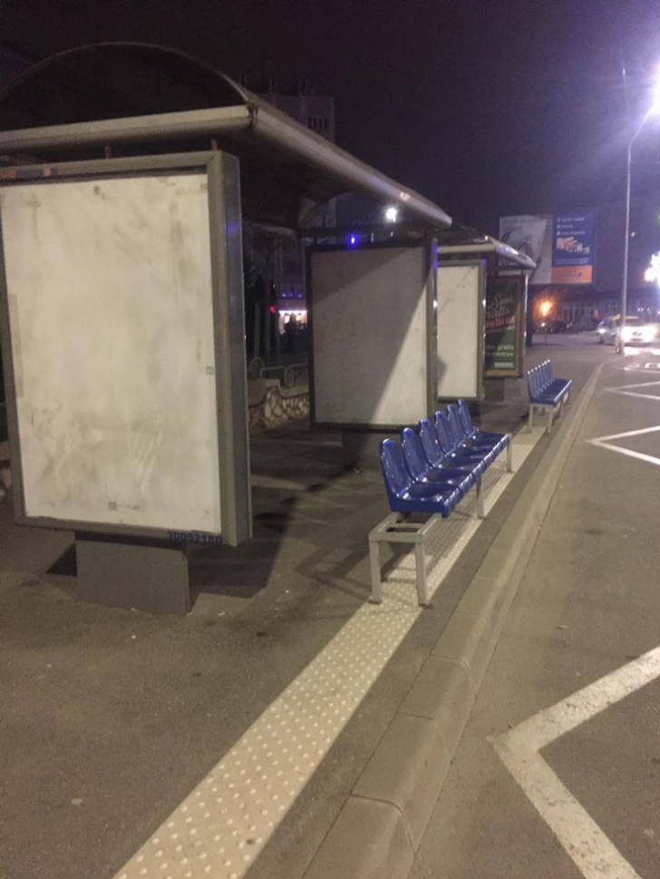 Dorel "loveşte" în Drobeta-Turnu Severin: cum au fost montate nişte scaune într-o staţie de autobuz