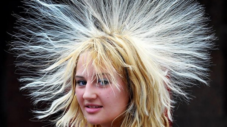 Cum elimini electricitatea statică din păr