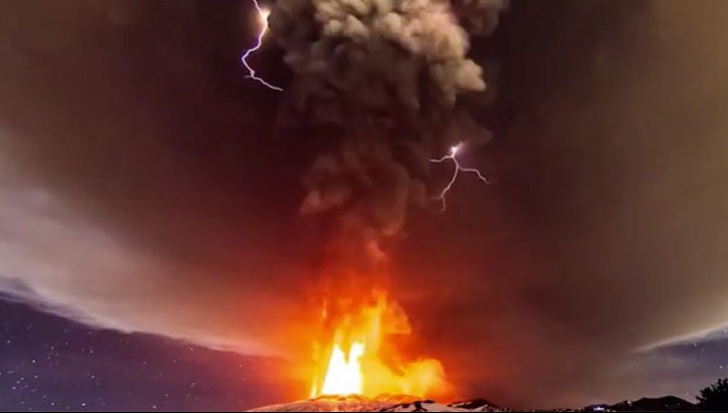 Vulcanul Etna a erupt din nou. Aeroportul din Catania, închis din cauza vizibilității reduse