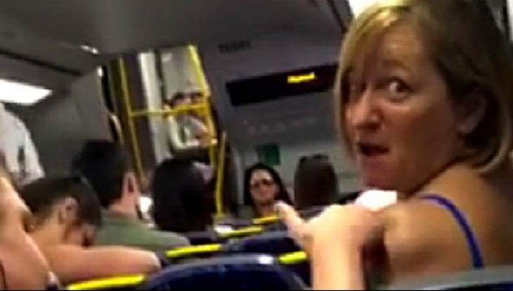 Vorbea la telefon cu mama ei, când a observat că toți din autobuz o priveau. Motivul? Revoltător