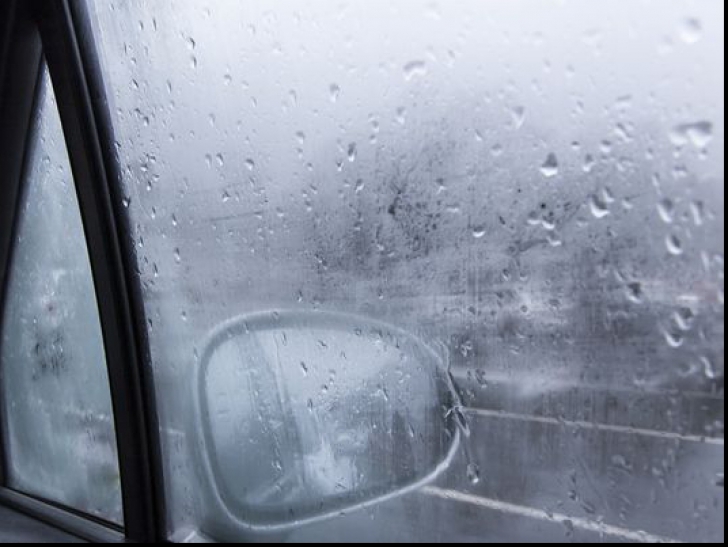 Cum scapi de geamurile aburite din maşină
