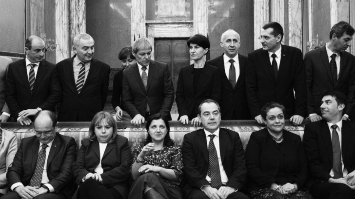 Dacian Cioloș, imagini inedite alături de miniștri. Ce mesaj a transmis românilor pentru anul 2016