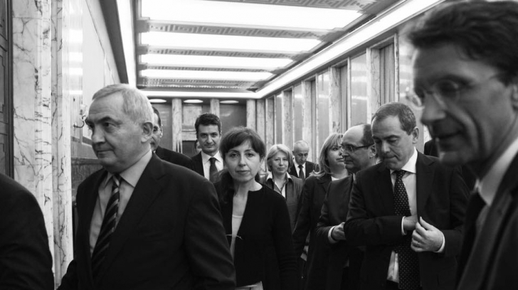 Dacian Cioloș, imagini inedite alături de miniștri. Ce mesaj a transmis românilor pentru anul 2016