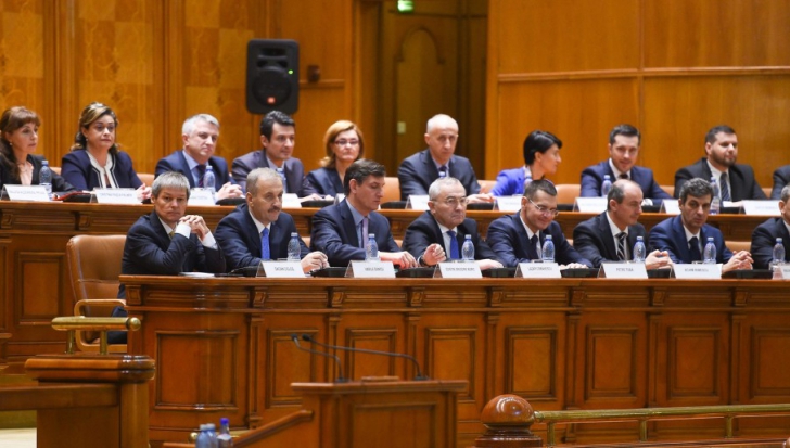 Aceştia sunt cei mai bogaţi miniştri ai Guvernului Cioloş. Cine deţine 6 case şi 28 de conturi