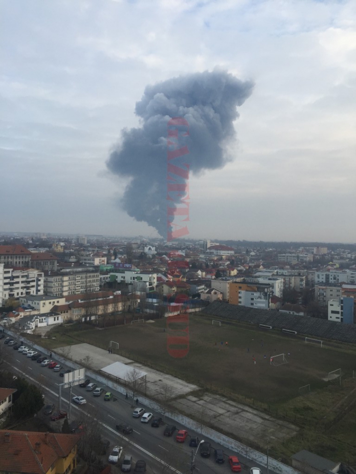 Incendiu masiv la Craiova, în Târgul Municipal Zilnic. Peste 600 de standuri cu haine, în flăcări