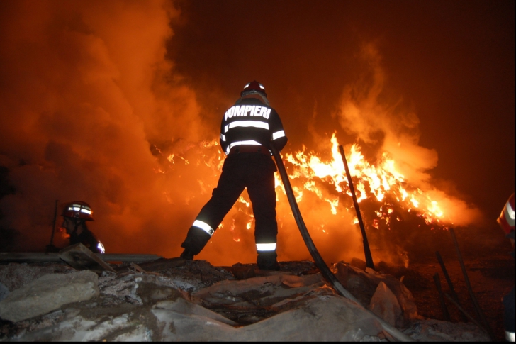 Incendiu de proporţii în Argeş. O fabrică de mezeluri a ars din temelii 