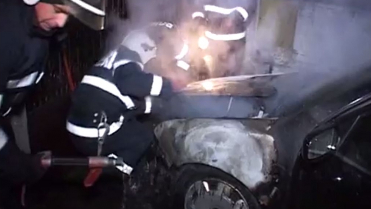 Incendiu în stil mafiot. Şase maşini au fost distruse la Hunedoara 