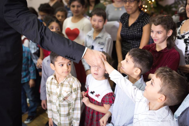 Klaus Iohannis, în vizită la un centru pentru copii orfani: "Am trăit momente emoţionante"