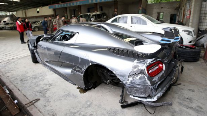 Moment incredibil surprins pe camere! Cum și-a distrus un șofer mașina de aproape 3 milioane de lire
