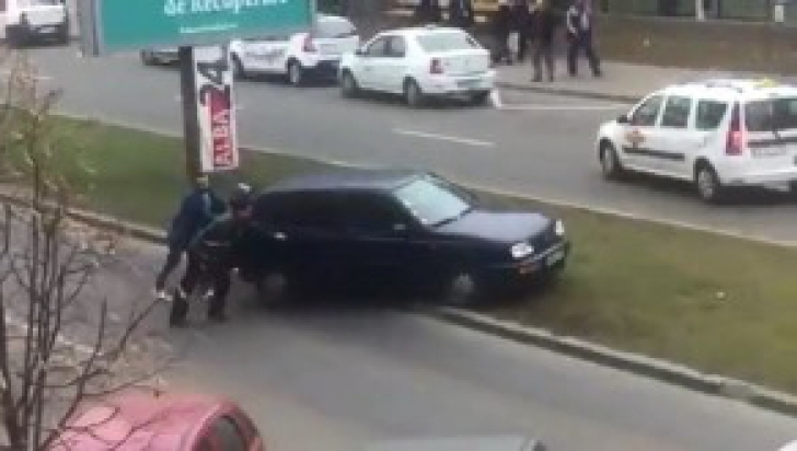 Ce s-a întâmplat la Alba Iulia cu o maşină lăsată în stradă, pe "avarii" - VIDEO
