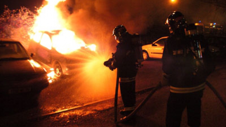 Maşină în flăcări, pe o stradă din Arad. Nimeni nu ştie cine se afla la volan