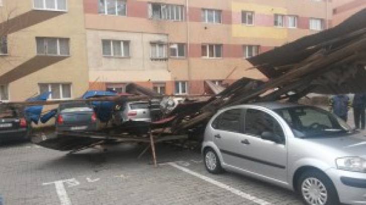 Vântul puternic a făcut pagube în Alba-Iulia. Acoperişul unui bloc, prăbuşit peste mai multe maşini