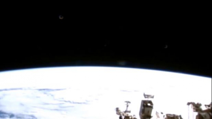 Un obiect ciudat, filmat de NASA deasupra Pământului. ”E un OZN”. Cum arată