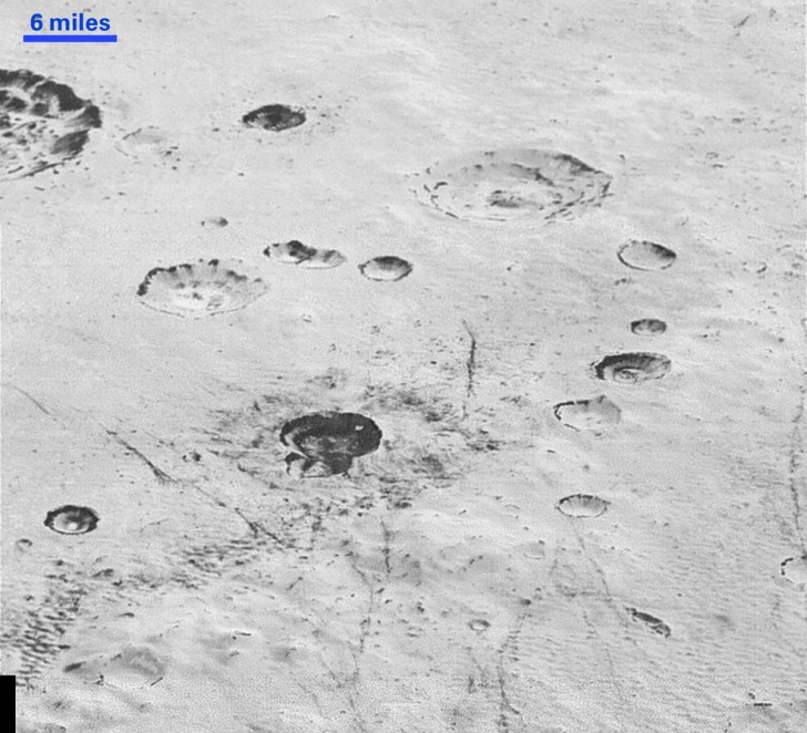 Cele mai clare imagini cu planeta Pluto: Craterele, munţii şi câmpiile îngheţate