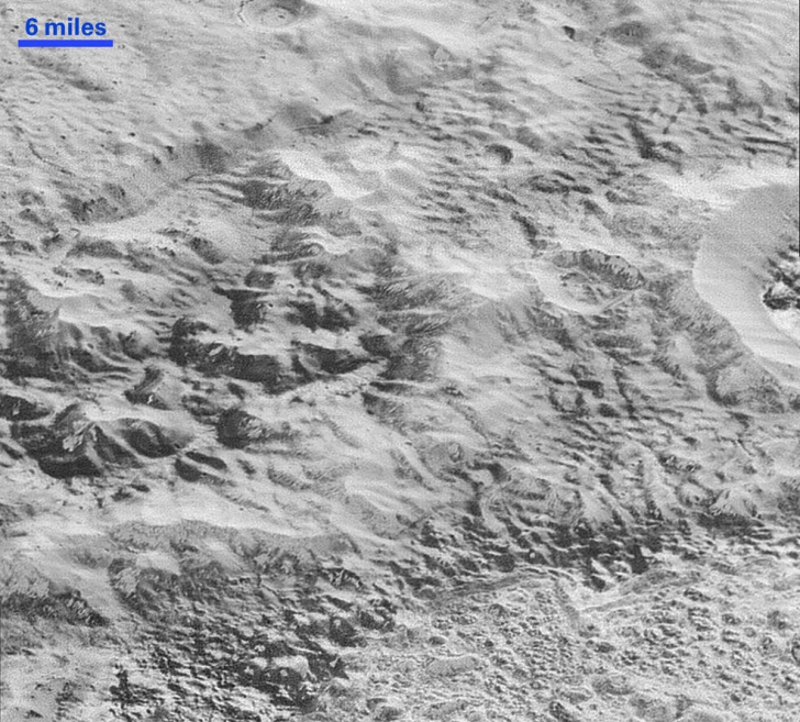 Cele mai clare imagini cu planeta Pluto: Craterele, munţii şi câmpiile îngheţate