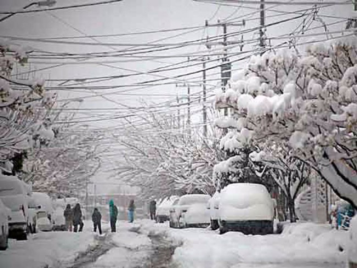 Orașul în care cad cele mai abundente ninsori din ultimii 50 de ani. Aeroporturile, închise