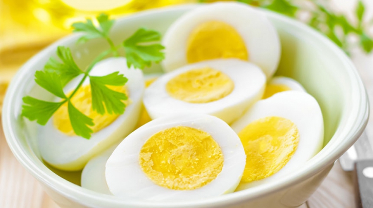 Cum să faci mai multe ouă fierte deodată, fără să le fierbi