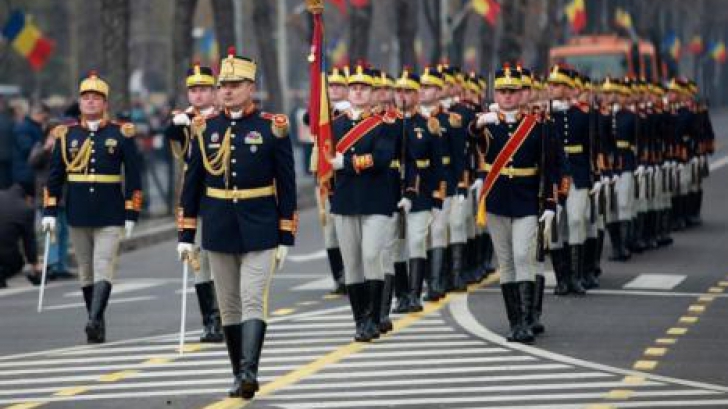 LA MULȚI ANI, ROMÂNIA! Peste 2.600 de militari au defilat la parada de 1 Decembrie