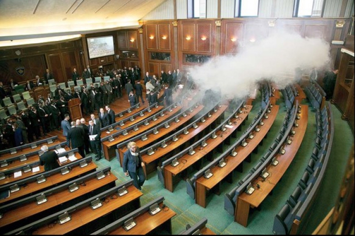 Protest din cauza bugetului, în Kosovo. Opoziţia a dat cu gaze lacrimogene în Parlament