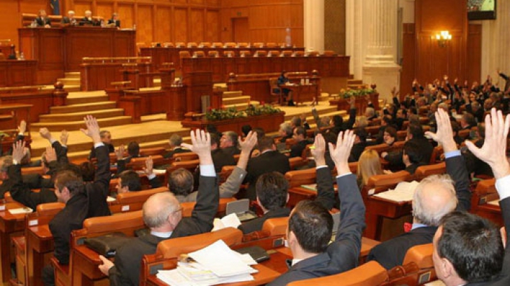 S-a întrunit noul Parlament. Leon Dănăilă şi Miron Ignat, preşedinţi temporari ai celor două Camere