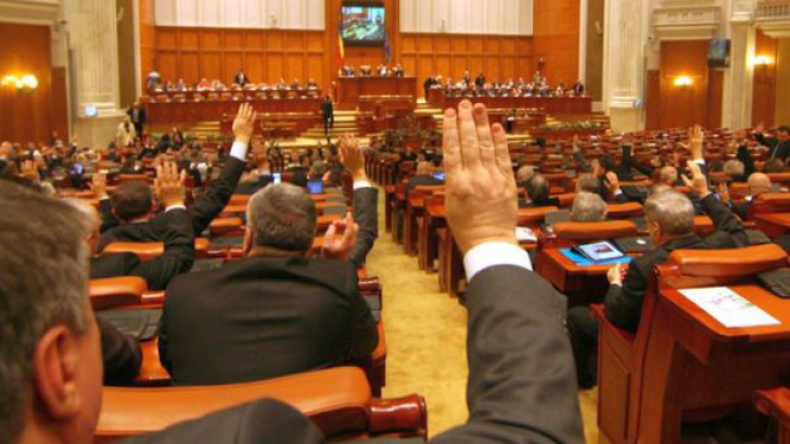 Parlamentarii care au încălcat legea, printre beneficiarii pensiilor speciale