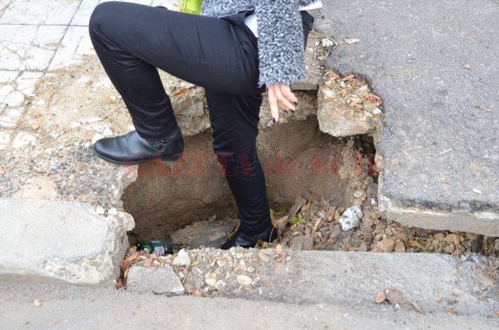 Situaţie incredibilă la Craiova: crater iscat pe trotuar, de o săptămână, ignorat de toată lumea