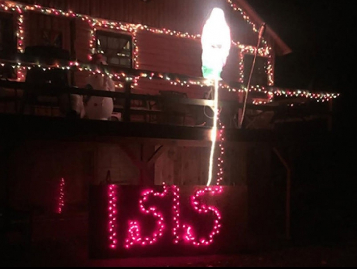 Și-au decorat casa de Sărbători cu sute de luminițe. Când le-au văzut, vecinii au alertat poliția