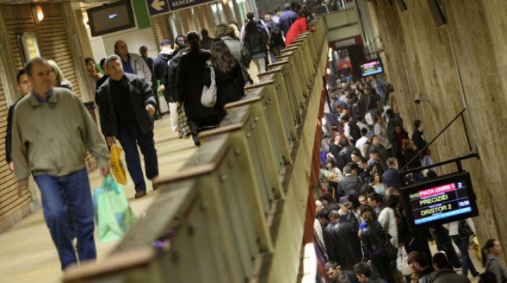 ALERTĂ CU BOMBĂ la metrou, la Piaţa Unirii! Alarma s-a dovedit a fi falsă. FOTO