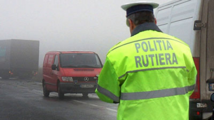 Doi poliţişti şi un deţinut, răniţi după ce o autospecială a IPJ Buzău s-a răsturnat pe DN1B