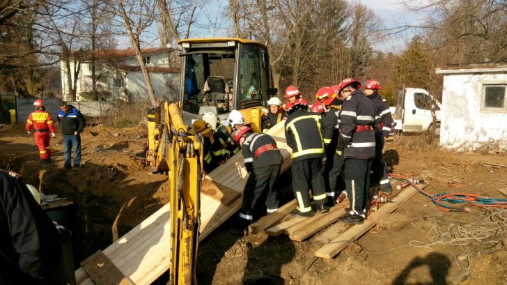 Grav accident de muncă la Snagov. Doi muncitori au murit, fiind prinşi sub un mal de pământ 