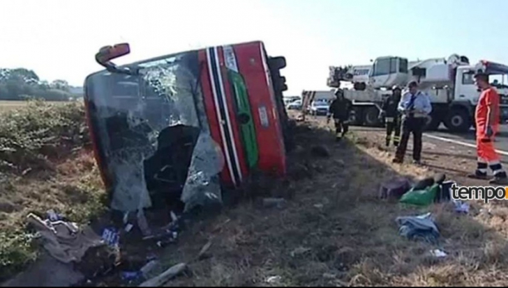 Tragedie de Anul Nou. Autocar răsturnat pe autostradă: zeci de victime
