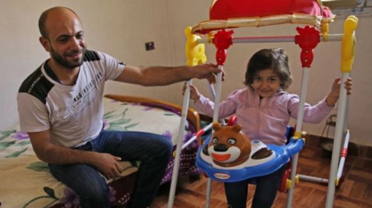 Ce s-a întâmplat cu refugiatul care vindea pixuri pentru a putea fugi cu fiica sa din Siria