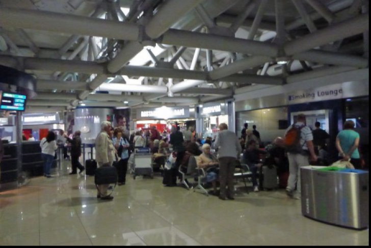 Doi angajați ai unui important aeroport furau tablouri din zona cu bagaje supradimensionate