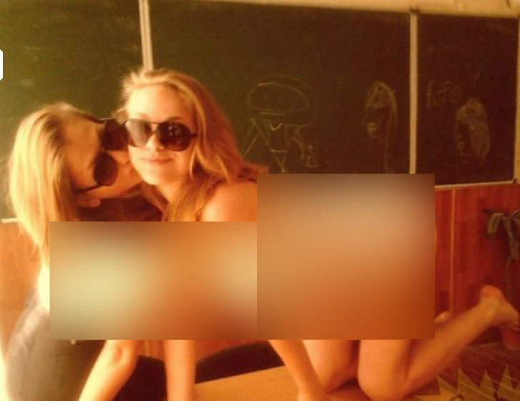 Poza care a scandalizat școala. Cum s-au fotografiat elevele în clasă