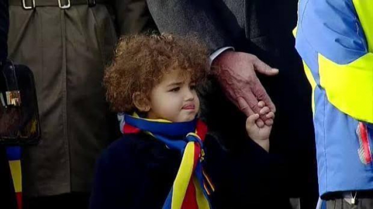 Traian Băsescu, fotografie superbă alături de nepoata sa, la parada militară: "Sunt Sofia şi.."