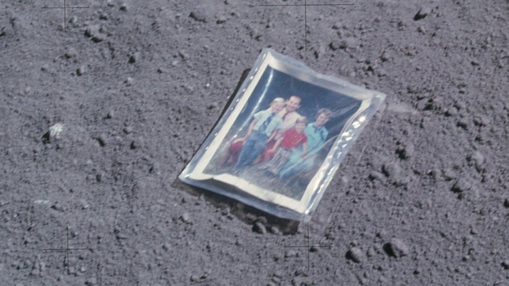 Povestea frumoasă din spatele fotografiei de familie lăsată de un astronaut pe Lună